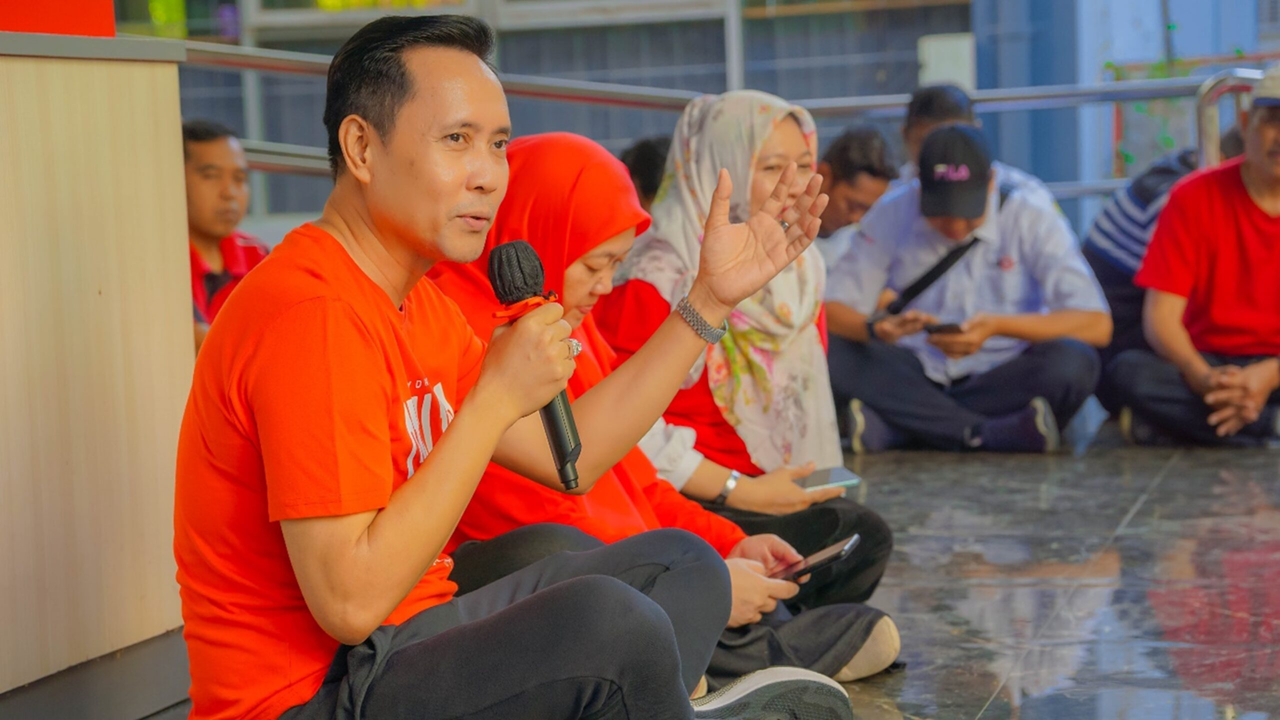 Foto: Kepala LPMPP, Prof. Dr. Ermanto Fahamsyah, S.H., M.H. tengah memberikan sambutan sekaligus membuka acara tasyakuran kemerdekaan RI ke-80 di lingkungan LPMPP.