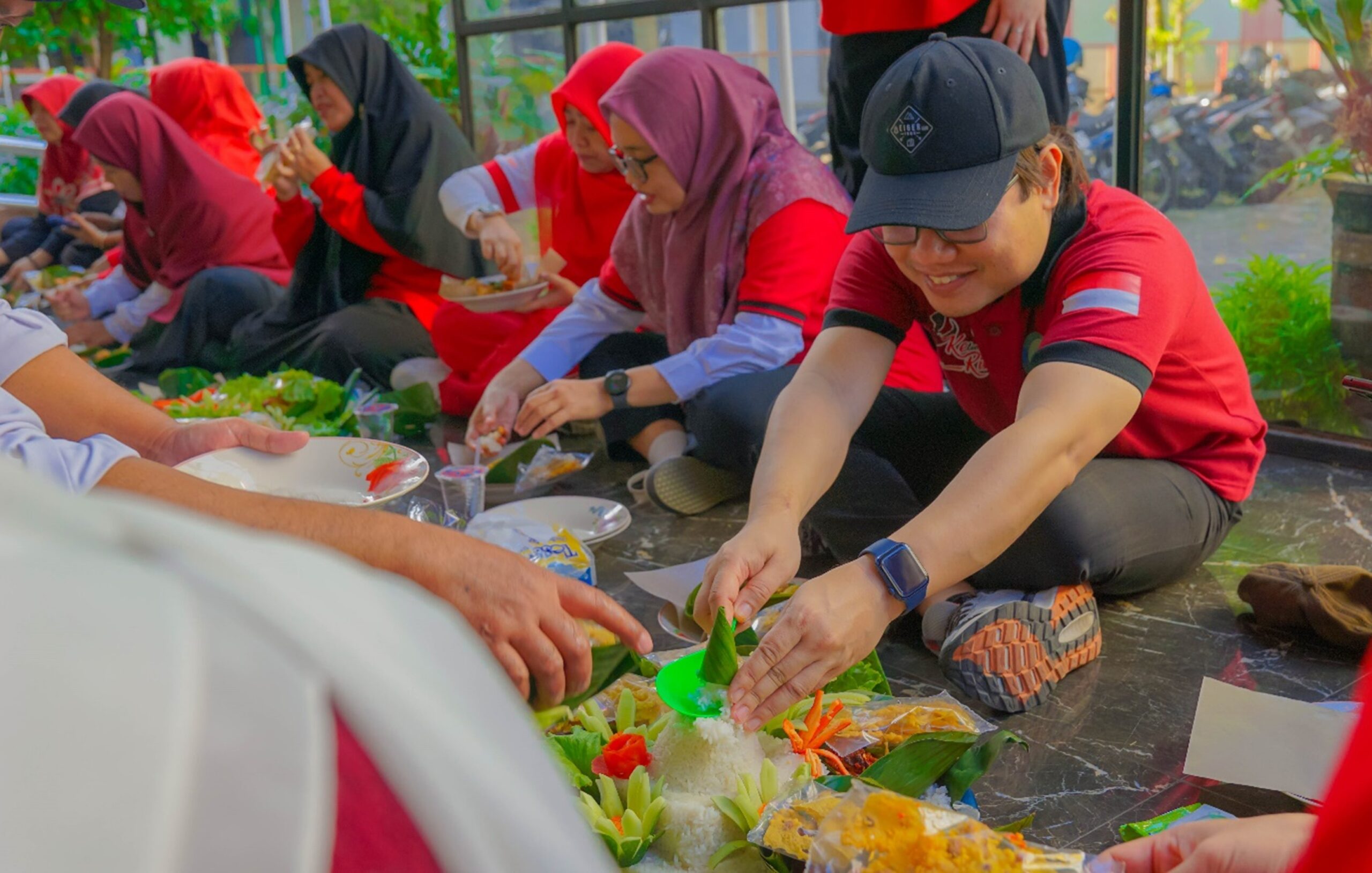 Foto. Suasana makan tumpeng bersama keluarga LPMPP, Univeritas Jember.
