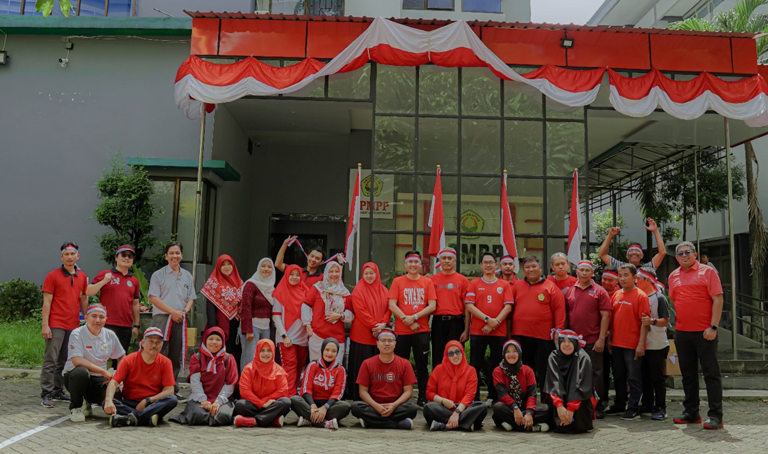 Foto: Foto bersama Pimpinan dan seluruh keluarga besar LPMPP Universitas Jember pada Perayaan Semarak Kemerdekaan RI ke-80.
